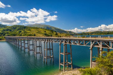 Köprü Ponte delle Stecche, Lago di Campotosto in National Park Sasso e Monti della Laga, Abruzzo bölgesi, İtalya