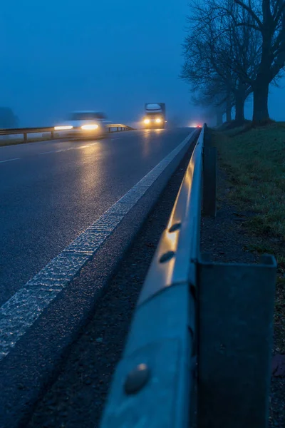 Verlichte Auto Schemering Hoofdweg — Stockfoto