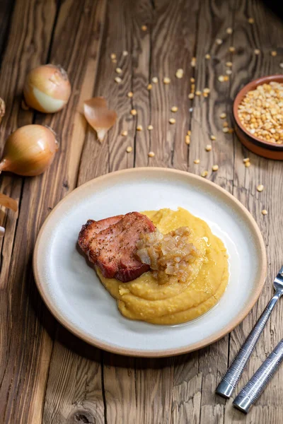 Çek Mutfağı Tütsülenmiş Bezelye Lapası Altın Olana Kadar Kızarmış Soğan — Stok fotoğraf
