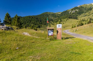 Birinci Dünya Savaşı 'ndan kalma siperler Monte Grappa yakınlarında, Treviso ili, Veneto Bölgesi, İtalya