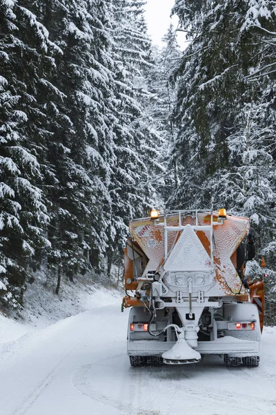 チェコ共和国オリッケ山脈の冬の道路スプレッダー — ストック写真