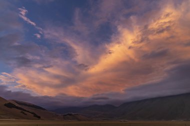 Ulusal Park Monte Sibillini 'deki Castelluccio köyü yakınlarındaki manzara, Umbria bölgesi, İtalya
