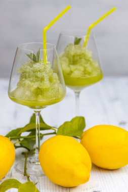 Limonlu nane şerbeti ile hayat