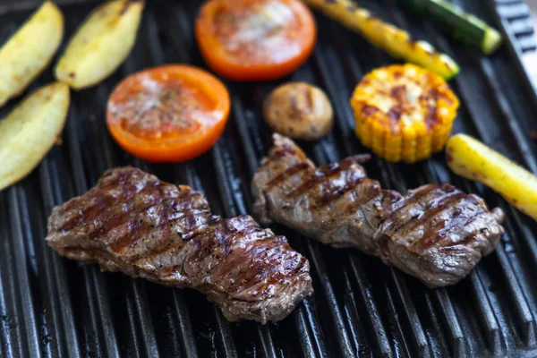 Parrilla Eléctrica Con Rosbif Patatas Picantes Champiñones Verduras — Foto de Stock