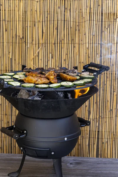 Frango Marinado Com Batatas Uma Grelha Jardim — Fotografia de Stock