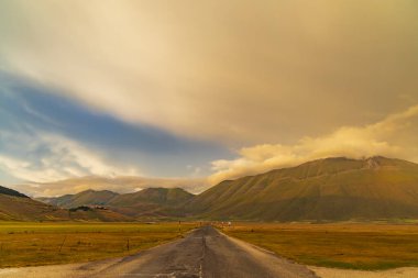 Ulusal Park Monte Sibillini 'deki Castelluccio köyü yakınlarındaki manzara, Umbria bölgesi, İtalya