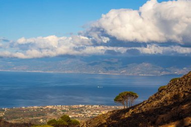 manzara sabah güneşiyle aydınlandı Reggio di Calabria yakınlarındaki Sicilya adası, İtalya