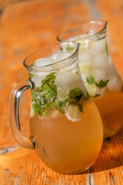 Tahta masada iki bardak mojito.