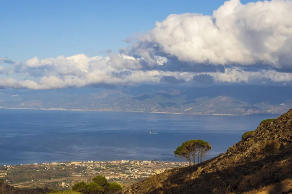 Paisagem Iluminada Pelo Sol Manhã Perto Reggio Calabria Com Ilha — Fotografia de Stock