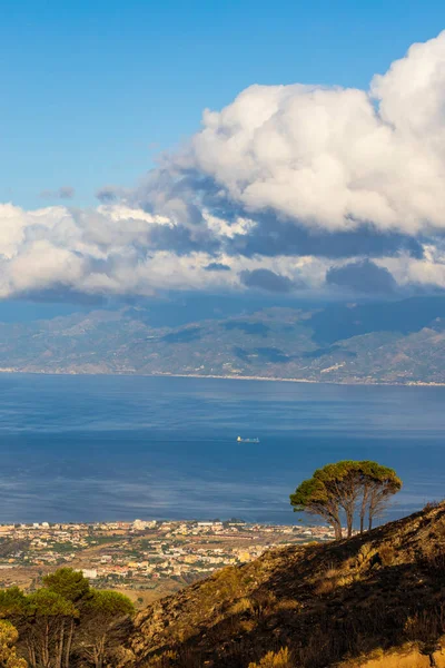 manzara sabah güneşiyle aydınlandı Reggio di Calabria yakınlarındaki Sicilya adası, İtalya