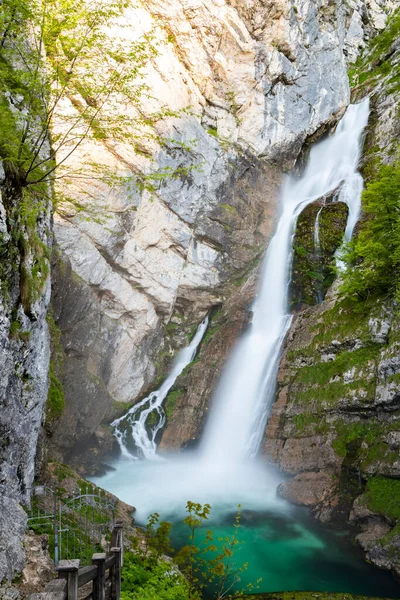 スロベニアのトリグラフスキ国立公園のサヴィカ滝 — ストック写真