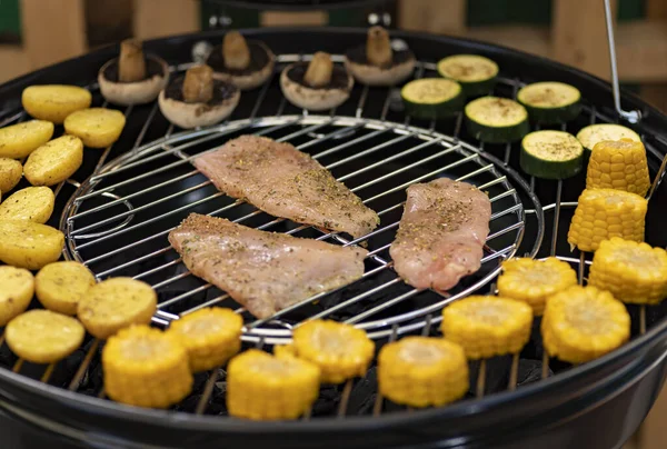 Parrilla Con Patatas Carne Pavo Calabacín Champiñones Salchichas —  Fotos de Stock