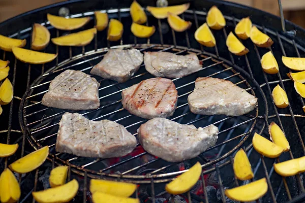 花园烤架上有土豆的烤金枪鱼 — 图库照片