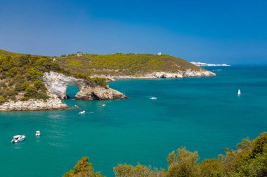 Vieste yakınlarındaki Arco di San Felice, Ulusal Park Gargano, Apulia, İtalya