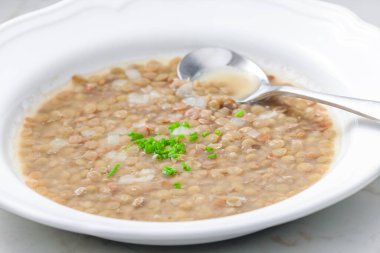 Soğan ve soğanlı mercimek çorbası.