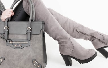 El çantalı gri kadın çizmeleri.