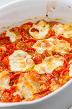 Domates ve mozzarella salatası.