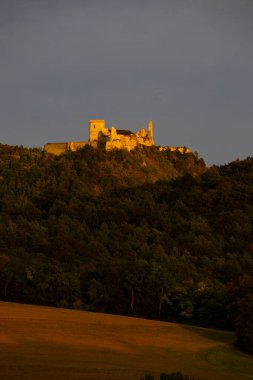 Batı Slovakya 'da Cachtice harabeleri