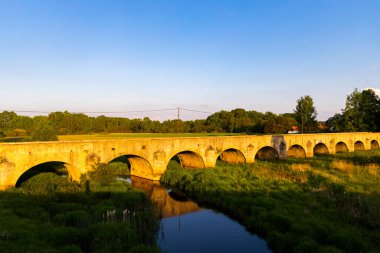 Trebon yakınlarındaki Vitek göleti üzerindeki eski taş köprü, Güney Bohemya, Çek Cumhuriyeti