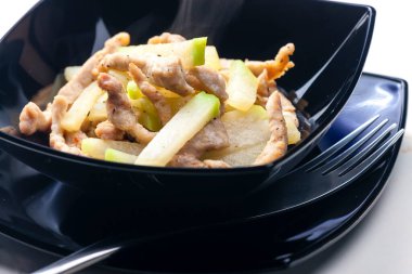 Pişmiş kohlrabi ile tavuk eti.