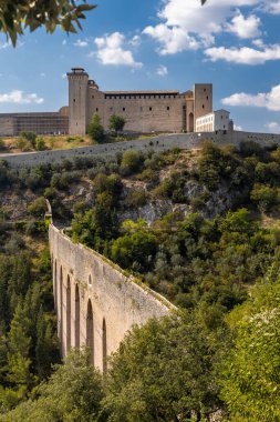 Umbria, İtalya 'da su kemerli Spoleto kalesi