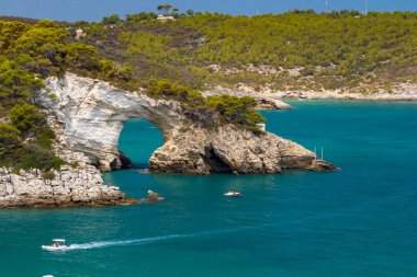 Vieste yakınlarındaki Arco di San Felice, Ulusal Park Gargano, Apulia, İtalya