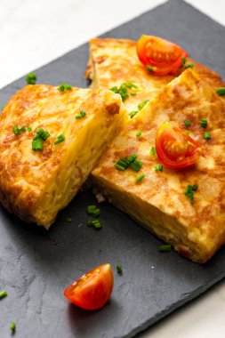 Domatesli ve soğanlı İspanyol tortillası