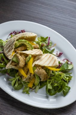 Tavuklu pide ve salata.