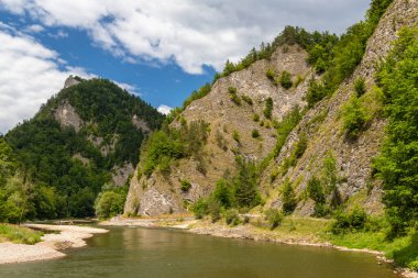 Slovakya ve Polonya sınırındaki Pieniny Dağları 'ndaki Dunajec Nehri