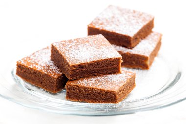 Tabağında şeker olan zencefilli ekmek küpleri.