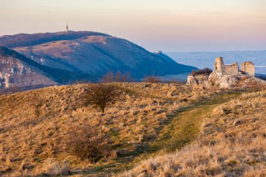 Sirotci hradek kalıntıları ve Palava bölgesinde Devicky kalıntıları, Güney Moravya, Çek Cumhuriyeti