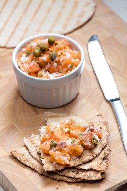 Arap ekmekli somon tartar.