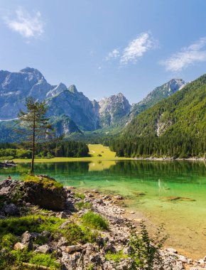 İtalya Tarvisio yakınlarında Lago di Fusine Üstünlüğü