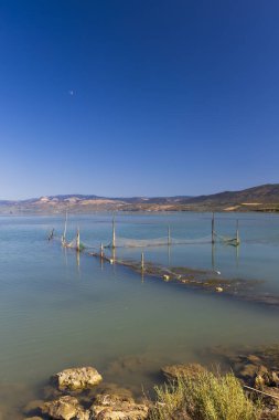 Lago di Varano, NP Gargano, Apulia, İtalya 'da balık ağları