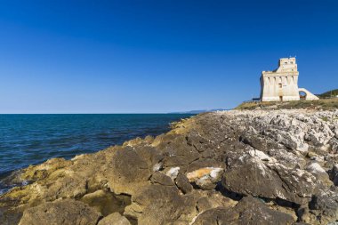 San Nicandro Garganico yakınlarındaki Torre Mileto Kalesi, Apulia, İtalya