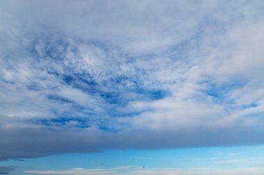 Kışın parçalı bulutlu gökyüzü