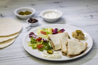 tavuklu quesadilla pilav, fasulye, salata, chalapenos ve salsa