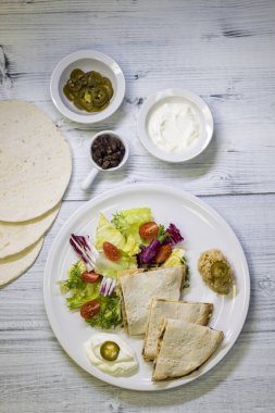 tavuklu quesadilla pilav, fasulye, salata, chalapenos ve salsa