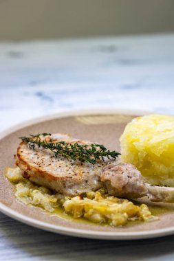 Kekikli domuz pirzolası kremalı soğan ve patates püresi.