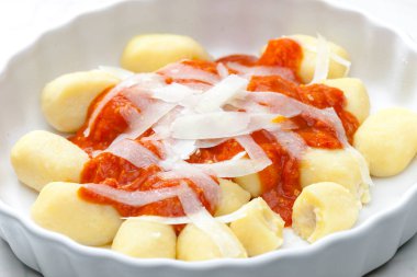 Domates soslu gnocchi ve parmesan peyniri.