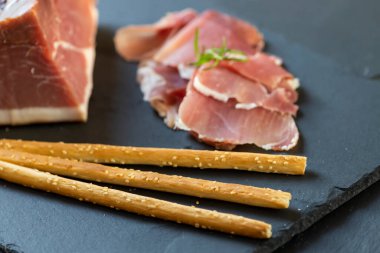 İtalyan jambonu ve Grissini.