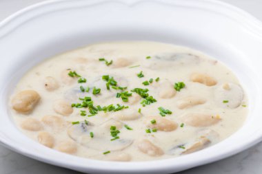 Mantarlı kremalı fasulye çorbası.