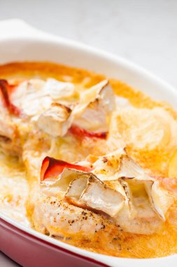 Jambon ve peynirli tavuk göğsü.