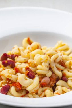 domates soslu makarna ve kırmızı fasulye.