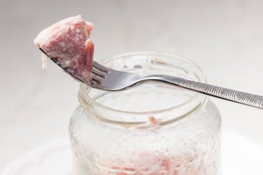 Cam kavanozda pişmiş domuz eti.