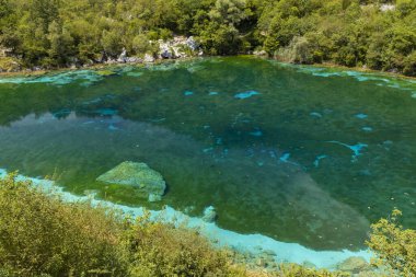 İtalya, Lago di Cornino 'nun derinliklerinde mavi bir kıç.