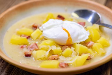 Çek geleneksel lahana çorbası ve füme et ve patates.