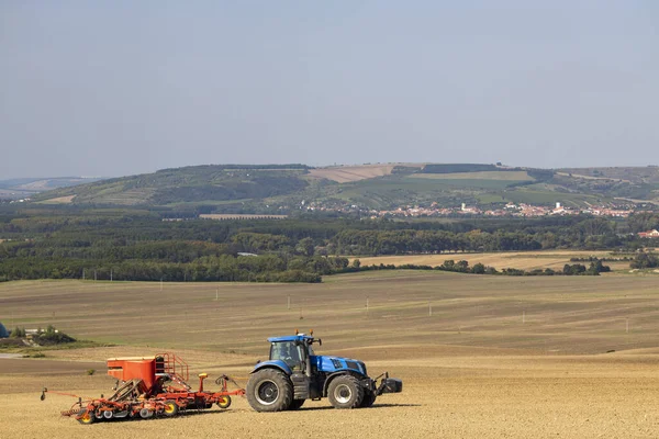 Trattore Con Seminatrice Nel Paesaggio Primaverile — Foto Stock