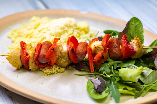 Brocheta Pollo Con Pimiento Rojo Salchicha — Foto de Stock