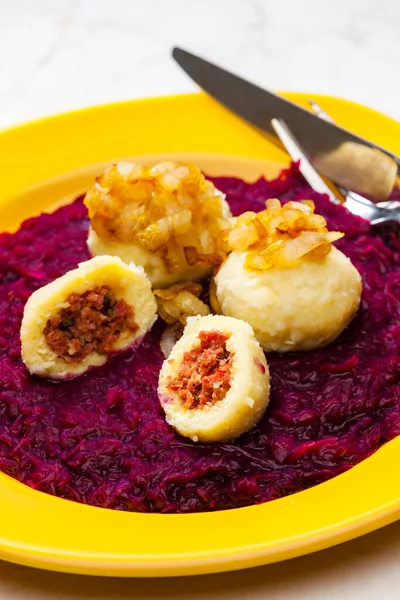 Albóndigas Patata Rellenas Carne Ahumada Con Cebolla Frita Sobre Col —  Fotos de Stock